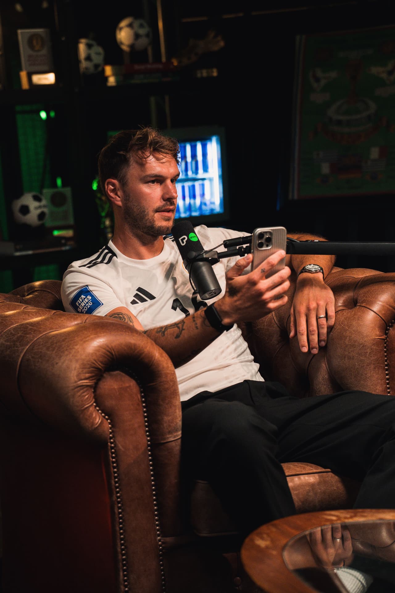 Lennart Mertens in conversation during a podcast recording